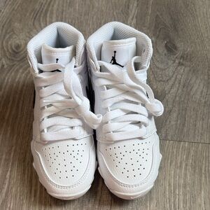 Nike Air Jordan 1 Mid Multi Sport Cleats PS Kids Size 10C White Black HF6883-100